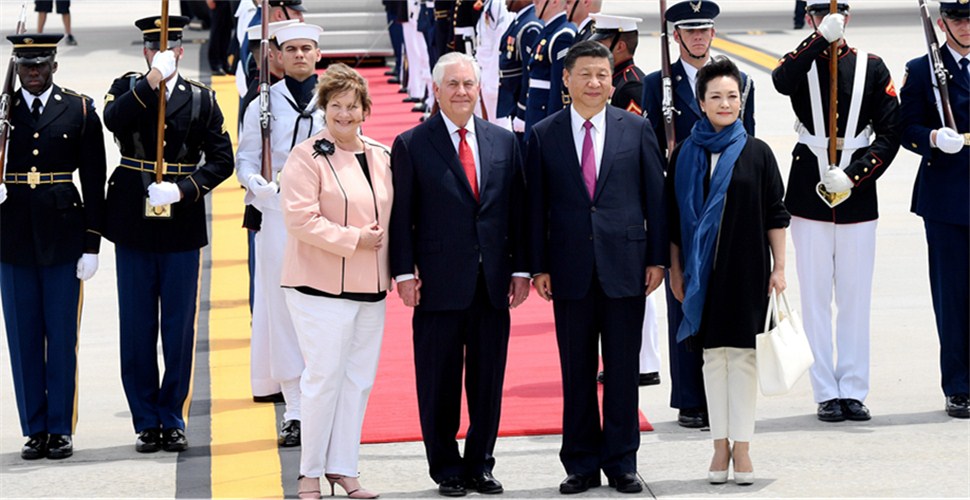 4月6日，国家主席习近平乘专机抵达美国佛罗里达州，将在海湖庄园同美国总统特朗普举行中美元首会晤。习近平和夫人彭丽媛受到美国国务卿蒂勒森夫妇等热情迎接。